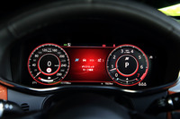 メーターはフルデジタルで、全面にナビと連動した地図を表示することも可能。ドライブモードを「ダイナミック」に切り替えると、表示が赤く変化する。