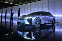 レクサスは、2013年にデザインコンペティション「第1回LEXUS DESIGN AWARD」を受賞した吉本英樹氏（Tangent）の手になる新作品「BEYOND THE HORIZON」を展開。会場内の音楽には作曲家、渋谷慶一郎氏を起用した。