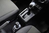 シフトレバー（写真中央）のそばには駆動方式を手動で切り替えるトランスファーレバー（写真左下）がレイアウトされる。