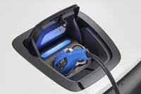 充電に要する時間は3.2kWまでのAC充電で9.6時間以上、6.0kWまでのAC充電で5.2時間以上。CHAdeMO規格の急速充電器を用いれば30分で202kmまで走行可能距離を回復できるという。