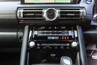 インストゥルメントパネルにはクロックが備わる。微粒子イオンを使って快適な室内を保つ「ナノイーX」は全車に標準装備される。