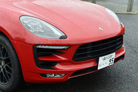 ブラックのフロントエプロンやグリルが特徴的なフロントまわり。ハイビームの照射範囲が自動調整できる「PDLS＋」付きのLEDヘッドライトは、12万5000円のオプションとして用意される。