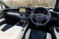 有機的な曲線で構成された「レクサスLS」のコックピット周辺部。ディンプル加工が施されたステアリングホイールやシフトノブは“Fスポーツ”専用のアイテム。