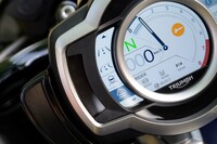 ライディングモードは「レイン」「ロード」「スポーツ」に、カスタマイズモードの「ライダー」を加えた4種類。運転中にも操作が可能で、スロットルマップやトラクションコントロール、ABSの設定が切り替わる。