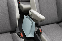 フロントシートの内側アームレストにコンビニフックが備わる。こうした日常使いで便利な機能やこだわりの工夫が新型「フリード」には数多く採用されている。