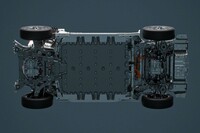 フロアにはリチウムイオンバッテリーが平置きされる。「さらに重ね置きしてまで電池容量を増やさない現状のパッケージングこそがベスト」と開発者は説明する。