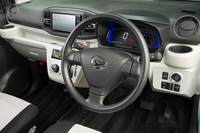 「ミラ イース」のダッシュボードは凝った意匠と充実した収納スペースが特徴。メーターにはメッキベゼルやブルーのイルミネーション、TFT液晶のディスプレイが備わる。