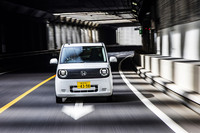 モーターの精密なコントロールで着実に加速。滑らかながら秘めたパワーを感じさせる「N-ONE e：」の走りは、街なかはもちろんのこと高速道路でも好印象が続く。追い越しをかける際の加速も十分である。