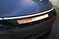 バンパーに埋め込まれたメディアバーは、さまざまな情報を表示。人とクルマのコミュニケーションに役立てられるという。