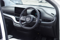 シンプルながらおしゃれなデザインのインテリアは、さすがイタリア車。10.25インチの高精細なディスプレイが備わる。