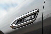 ボディーサイドのシグネチャーガーニッシュ。今回の改良では、「XD Lパッケージ」や「XDエクスクルーシブモード」のガーニッシュにも、クロームメッキ加飾と「INLINE6」のロゴが用いられることとなった。