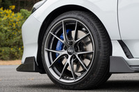 鍛造ホイール「FR10」は「シビック タイプR」に用意されるものと同様のアイテム。推奨タイヤサイズは265/30ZR19だが、試乗車では「プレリュード」の純正タイヤを“引っ張って”履かせていた。