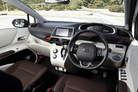 有機的な曲線を描く「シエンタ」のインテリア。写真は「フロマージュ」と名付けられたベージュ系のもので、ほかにブラックも用意される。