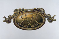 1900年当時のルノー車に用いられたロゴ。今日のエンブレムに面影を残すひし形のロゴが使われ始めるのは、1920年代に入ってからだった。