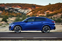 第2世代に進化した「BMW X2」。新型では従来型の特徴にもなっていたCピラーの「BMW」ロゴが廃止されている。