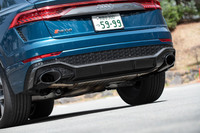 刺激的なサウンドを奏でる、オプションの「RSスポーツエキゾーストシステム」。グロスブラックのテールパイプにより、視覚的にも一目でそれとわかる。