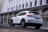 今回の改良では、ルーフに塗布型制振材を採用。雨粒がルーフをたたくことで発生する騒音を低減させるなどして、上質感を高めたという。