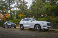 プラグインハイブリッド車の「XC60 T8 Twin Engine AWDインスクリプション」（写真右）と、ガソリンエンジン車「XC60 T5 AWDインスクリプション」（同左）。