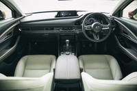 流麗なラインでデザインされたインテリア。ドライバーが自然なポジションで運転できることにも並々ならぬこだわりがみられる。