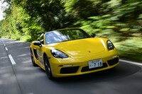 最高出力300PS、最大トルク380N・mの2リッター4気筒ボクサーターボエンジンをミドに搭載する。