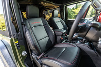 「RUBICON」のロゴが入ったレザーシート。運転席、助手席ともにヒーターが内蔵されている。
