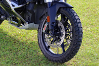 試乗車の仕様は「GSトロフィー」で、足元には鍛造エンデューロホイールを装備。タイヤにはトレイルに好適な「メッツラー・カルー4」が組み合わされていた。