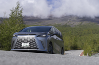 現行型「レクサスLM」が発売されたのは2023年12月のこと。まずは4人乗りの“エグゼクティブ”（今回の試乗車）がリリースされ、2024年5月に6人乗りの“バージョンL”が追加設定された。