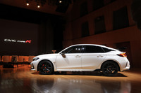 昨今は、スポーツグレードのために専用のボディーを仕立てるモデルもあるが、「シビック タイプR」は標準モデルの5ドアハッチバックをベースに開発された。