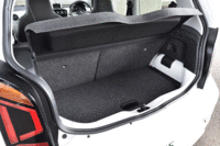 「up!」の荷室フロアは2段式。積載する荷物に合わせて高さを調節できる。（写真をクリックすると、荷室のアレンジが見られます）