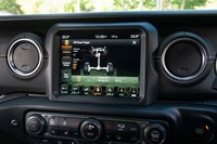 「ラングラー」のセンタースクリーンにもドライブトレインの作動状況が表示できる。「ルビコン」には前後デフロックも備わるが、「サハラ」ではセンターデフのみがロックできる。