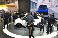 2019年のフランクフルトショーにて、世界初公開された「ホンダe」を囲む報道陣。ルノーやスマート、MINIなどからEVコミューターが出てはいるものの、イマイチ浸透している感のない欧州。かの地でこのクルマがどれほど受け入れられるのか、ちょっと興味深い。