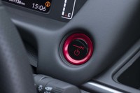 「ボルドーレッド」のリングに囲まれた専用パワースイッチを装備。「Modulo X」ロゴは点滅する仕掛け。