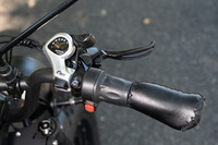 モーターのスロットル（？）は、右ハンドルレバーの根元に配置。バイクのようにレバー全体が回るわけではないので、操作にはいささかコツが必要だ。また、シマノの7段ギアはペダルをこいでの駆動にのみ関与しており、モーターと駆動輪の間に変速機構は存在しない。
