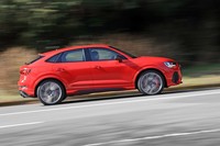 標準装備の「RSスポーツサスペンション」によってノーマルの「Q3スポーツバック」よりも車高が10mm低くなっている（1555mm）。試乗車はさらにオプションの「RSダンピングコントロールサスペンション」を装備していた。