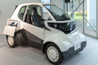 ホンダは「モバイルパワーパック」を動力源とする四輪車の研究開発も進めている。写真のモデルでは、内蔵型の高出力ハイブリッドバッテリーとの併用も可能になっている。