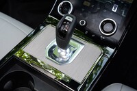 シフトセレクターは一般的なスティックタイプ。「S」レンジにするとエンジンがかかりっぱなしになるため、「保存」モードでのバッテリー回復が早くなる。