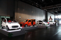 自動車が並べられた一角。手前から「ピニンファリーナNIDO」、「ミクロ・ヴェットQUBO」、そしてフィアットやトリノ工科大学らの共同開発によるシティカー「Phylla」など。