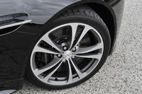 ホイールは、10スポークの19インチ。そのなかから、大径のカーボンセラミック製ディスクブレーキが顔をのぞかせる。