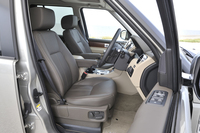 上級グレード「HSE」のシートは、標準でレザー仕様。「エクステンデドレザーパック」を選択するテスト車は、ダッシュボードやアームレストなども本革張りとなる。
    