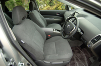 写真は「G」グレードのシート。表皮には、アルカンターラが採用された。