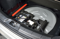 荷室の床下には、パンク修理キットがおさめられる。