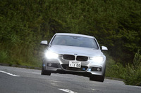 箱根のワインディングロードを行く。ヘッドライトはLED式。