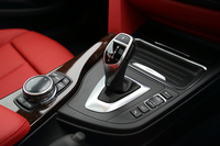 トランスミッションは8段ATのみの設定。セレクターレバーの右側には、ドライビングパフォーマンスコントロールのモード切り替えスイッチが備えられている。
    