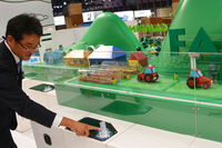 ブースは2階建ての構造で、上の階は液体燃料電池が実現する暮らしを、五感を通して体感できる体験型エリアとなっている。