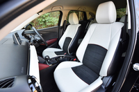 「XDツーリング Lパッケージ」のシートは、ピュアホワイトのレザーとブラックのラックススエードを組み合わせたコンビタイプ。
    