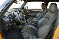 新しいシート構造の採用により、前席の調整範囲が拡大された。写真はスポーツシートが標準で備わる「クーパーS」。