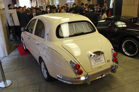 リアビュー。後席のカーテンは特別装備に含まれる。
    