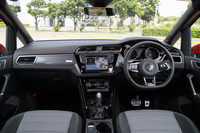 インテリアの仕立ても他のグレードとは異なり、同車専用の装飾パネルやステアリングホイール、アルミ調ペダルクラスターなどが備わる。