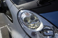 「i-MiEV」は、ヘッドライトや、テール＆ストップランプにLEDを採用。視認性がアップするほか、長寿命で経済的。