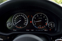 メーターはアナログ式で、中央の液晶部分に運転支援システムの情報が表示される。